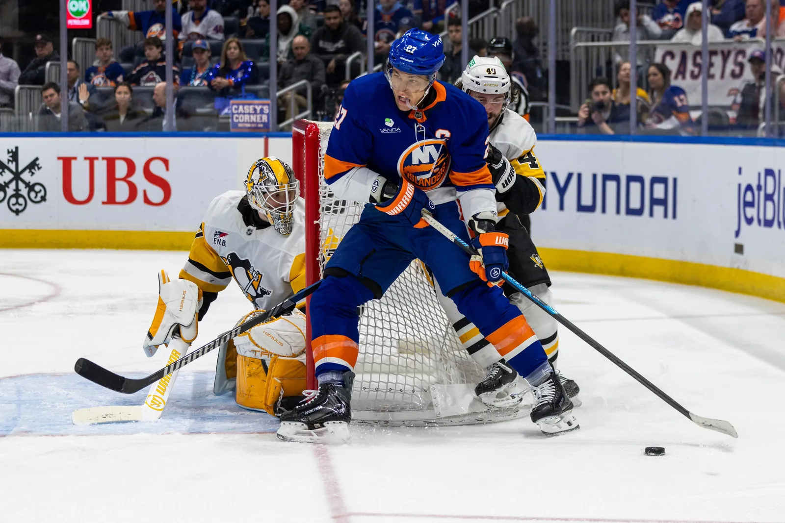 New York Islanders left wing Anders Lee (27) battles Pittsburgh Penguins goaltender Arturs Silovs (37) in front of the net.