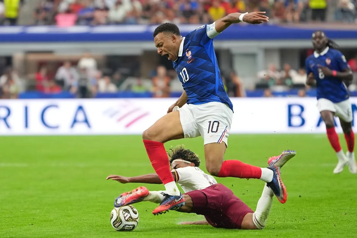 Kylian Mbappé critical of tactics by sloppy France in loss