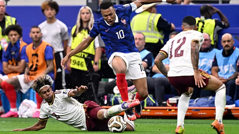 Spain smothers France to reach second World Cup final