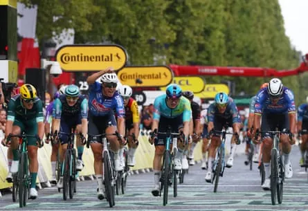 Mathieu van der Poel celebrates his second stage win of this year’s race, on the Champs-Élysées.es.